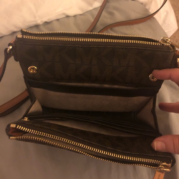 Micheal Kors Crossbody - Picture 4 of 7